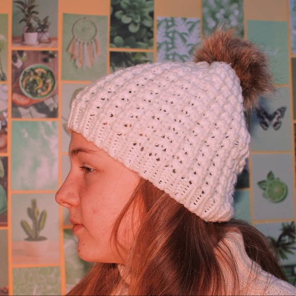 White Winter Hat, brand unknown, unisex & 1 size fits all! - Picture 2 of 2